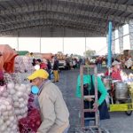 personas comprando en el área de subastas en la nueva central de cuapiaxtla
